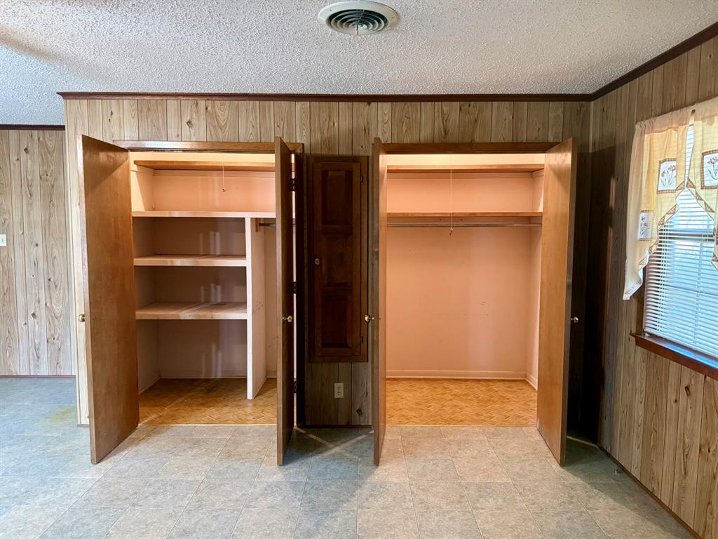 1537 Burns City Road Gainesville, TX 76240 - Photo 20 of 27 a view of an empty room and a window