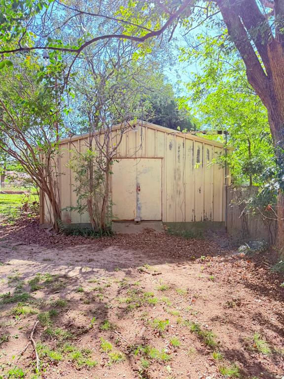 1537 Burns City Road Gainesville, TX 76240 - Photo 25 of 27 a view of a backyard with large trees and a small barn