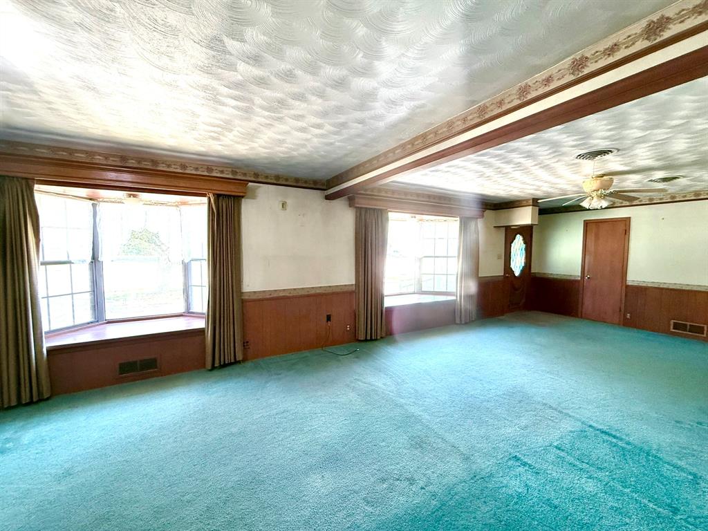 1537 Burns City Road Gainesville, TX 76240 - Photo 4 of 27 an empty room with windows