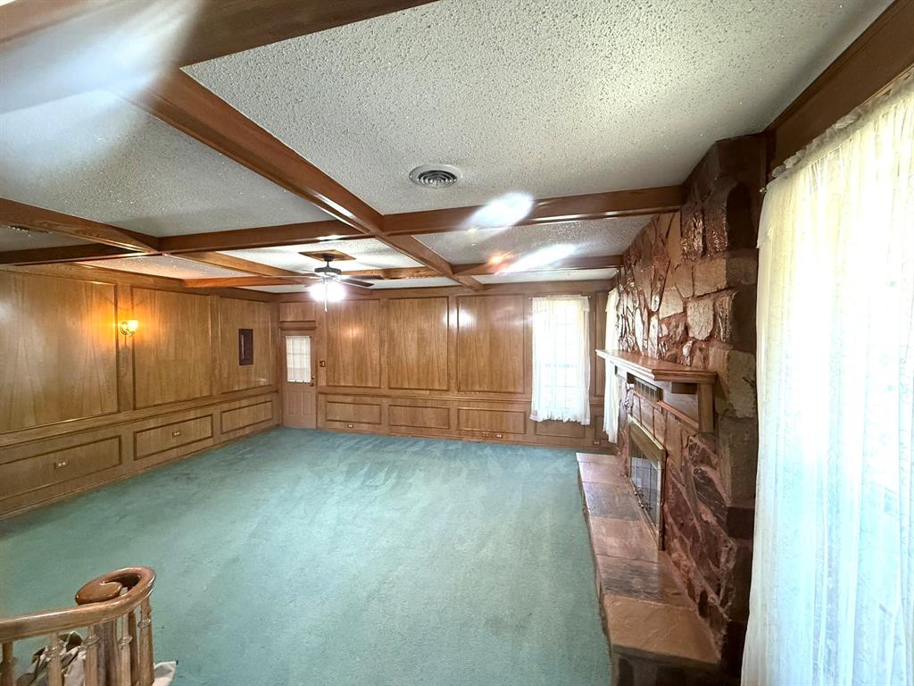 1537 Burns City Road Gainesville, TX 76240 - Photo 9 of 27 a view of a garage