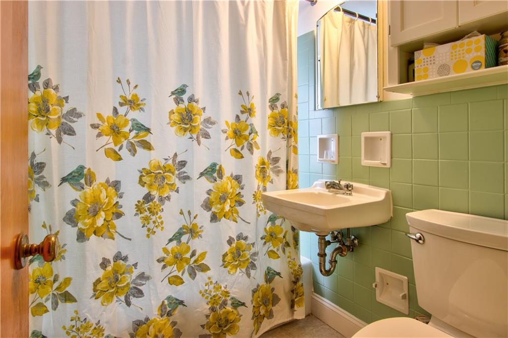 2076 Borland Road Pittsburgh, PA 15243 - Photo 15 of 24 Upper level full bath