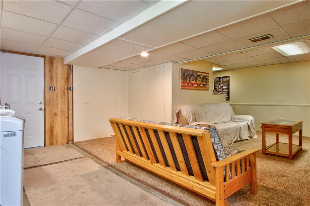 2076 Borland Road Pittsburgh, PA 15243 - Photo 19 of 24 Laundry view to garage door