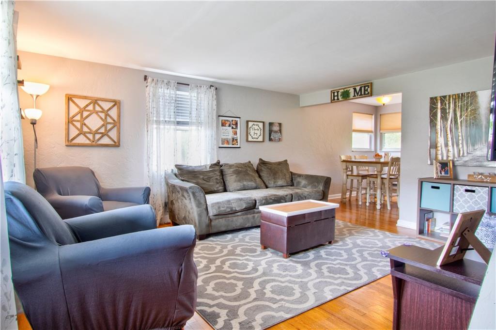 2076 Borland Road Pittsburgh, PA 15243 - Photo 3 of 24 Living room