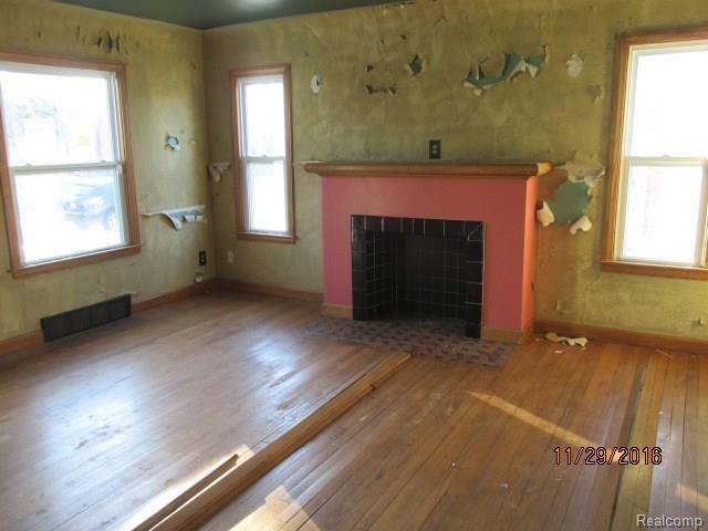 15043 Charles R Avenue Eastpointe, MI 48021 - Photo 5 of 10 CharlesRMLS 005.jpg