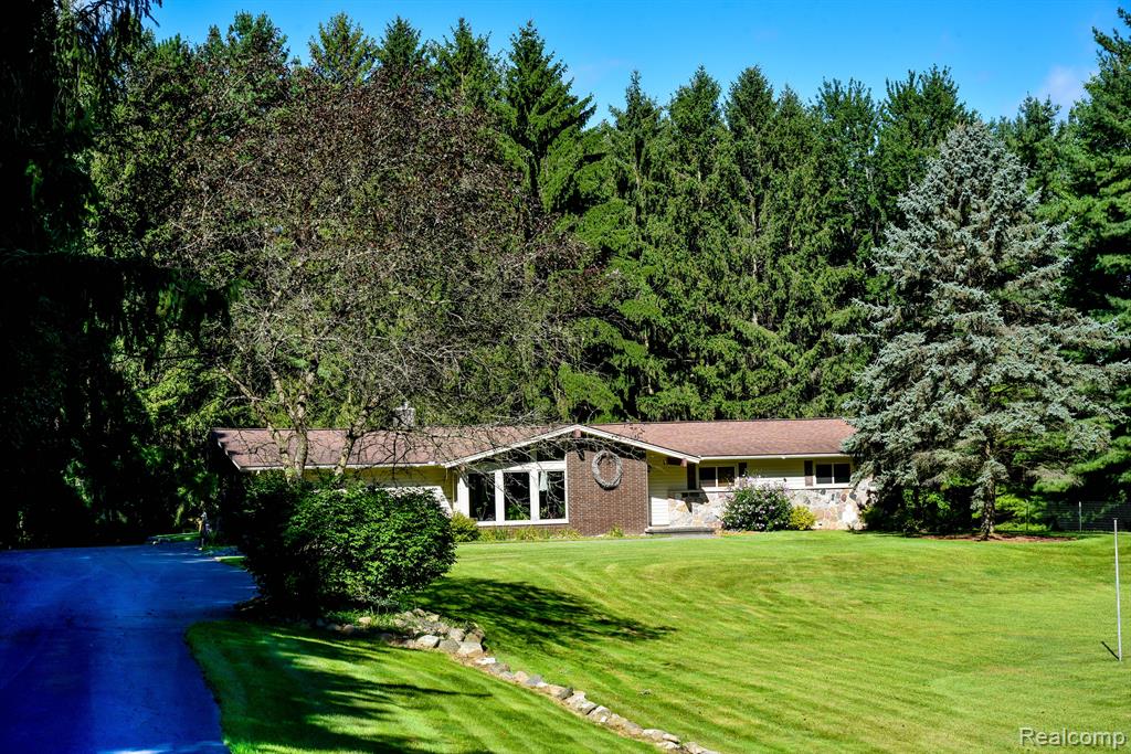9245 Pine Knob Road Clarkston, MI 48348 - Photo 6 of 61