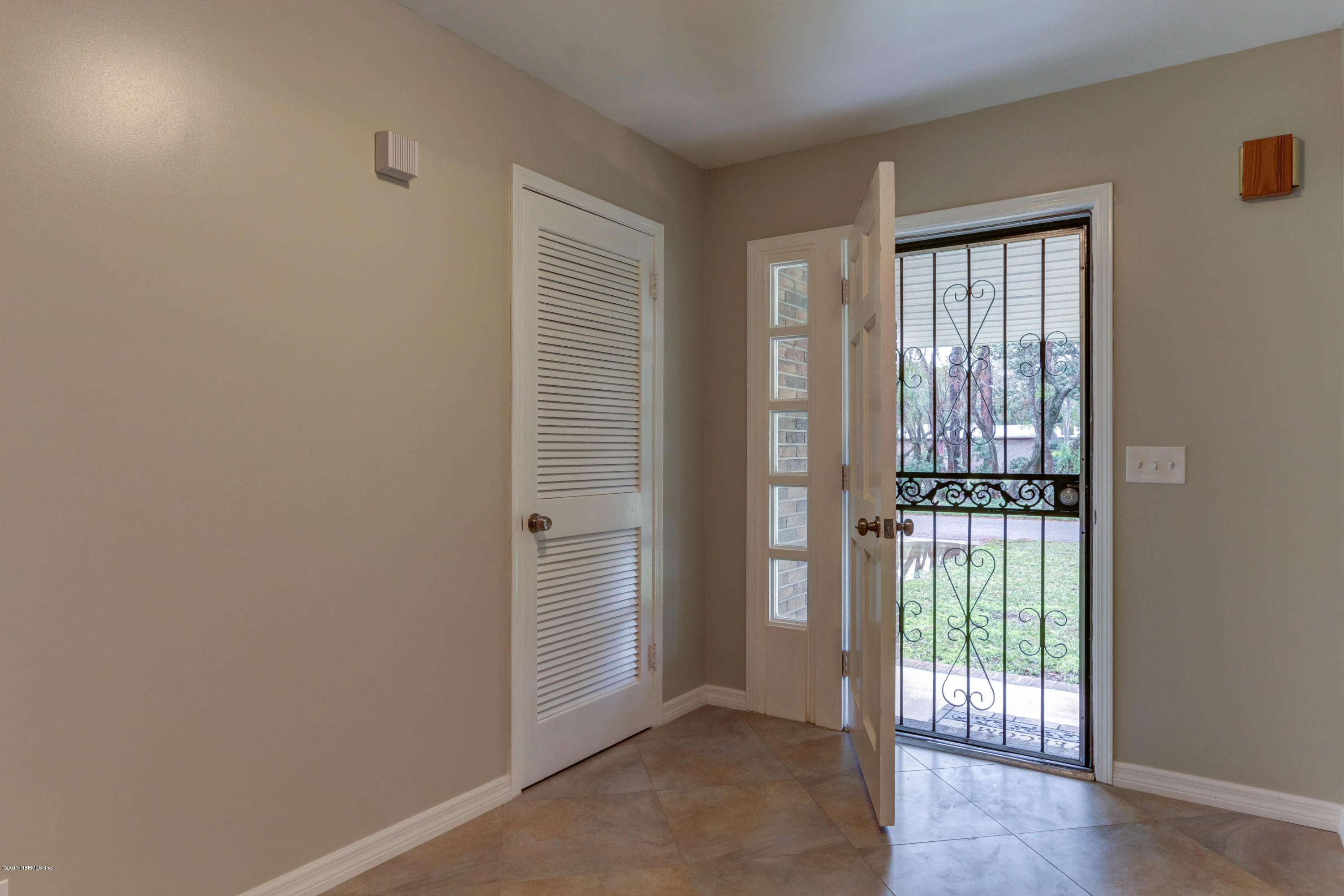 3824 Ernjo Road Jacksonville, FL 32209 - Photo 4 of 28 Foyer