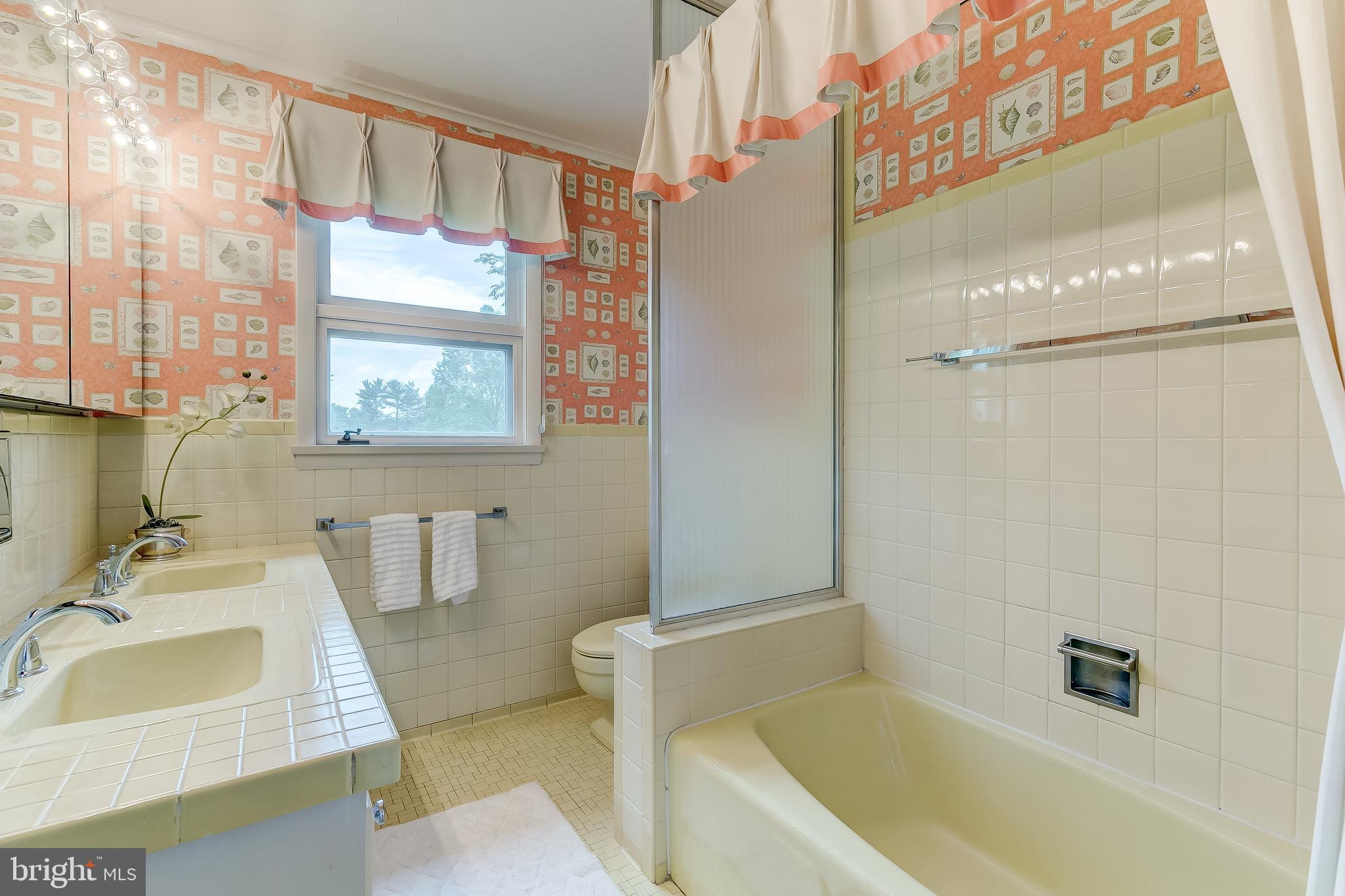 1211 Doves Cove Road Baltimore, MD 21286 - Photo 25 of 43 1960 tile bath in seeming perfect condition!