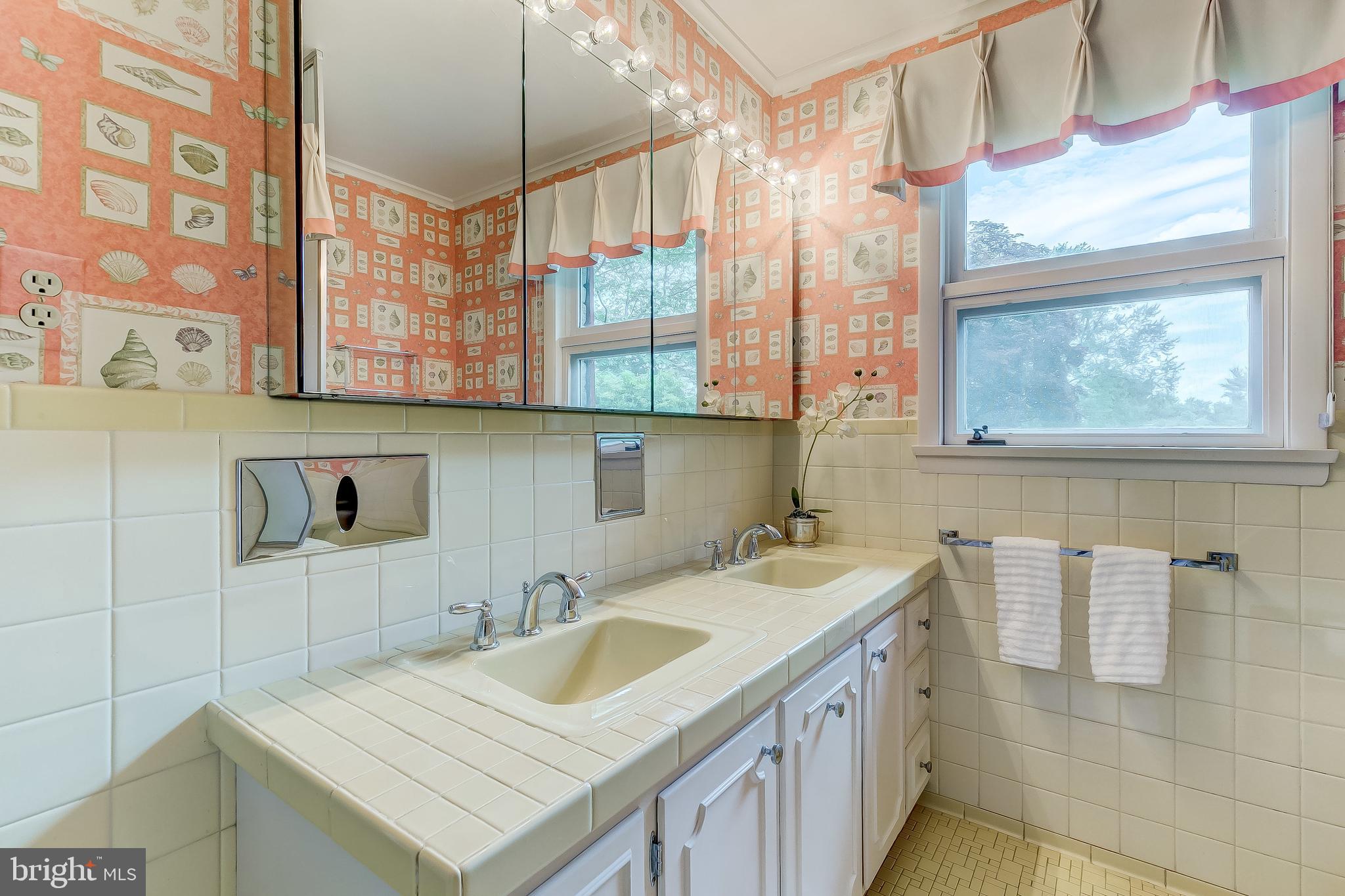 1211 Doves Cove Road Baltimore, MD 21286 - Photo 26 of 43 Master tile bath with double vanity.