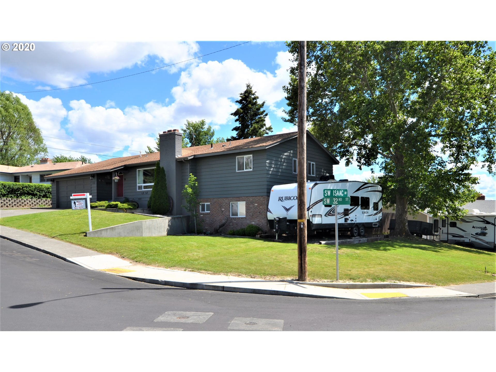 803 Southwest 32nd Street Pendleton, OR 97801 - Photo 1 of 28