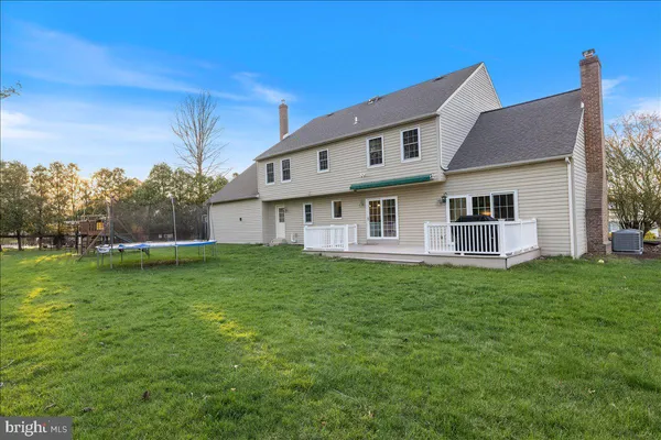 a view of a house with backyard