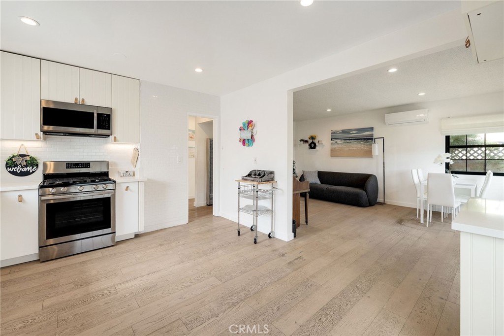 207 South Aviation Boulevard Manhattan Beach, CA 90266 - Photo 15 of 29 a living room with furniture and a kitchen view