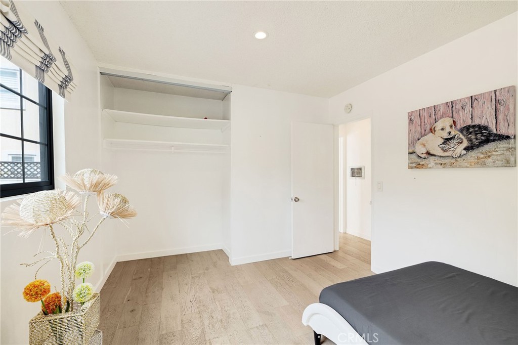 207 South Aviation Boulevard Manhattan Beach, CA 90266 - Photo 20 of 29 a bedroom with a bed and a couch