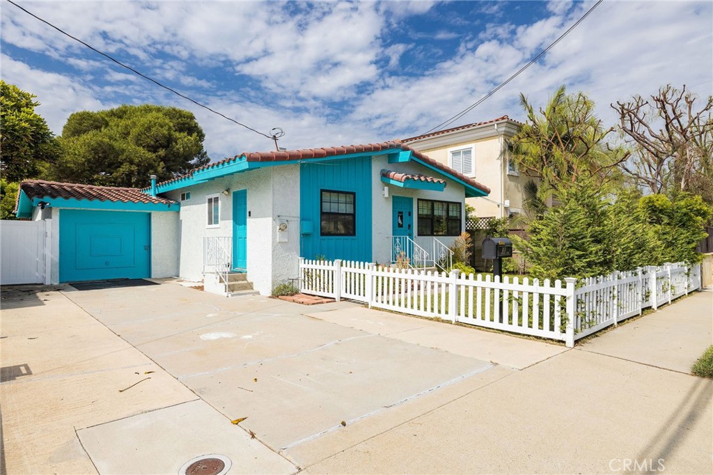 207 South Aviation Boulevard Manhattan Beach, CA 90266 - Photo 2 of 29 a front view of a house with a garden