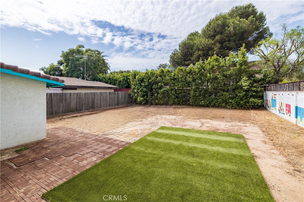 207 South Aviation Boulevard Manhattan Beach, CA 90266 - Photo 26 of 29 a view of a backyard with a large tree