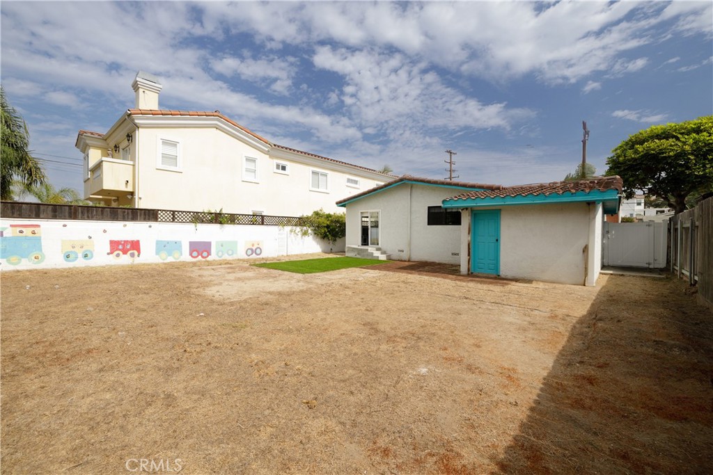 207 South Aviation Boulevard Manhattan Beach, CA 90266 - Photo 27 of 29 a view of an outdoor space