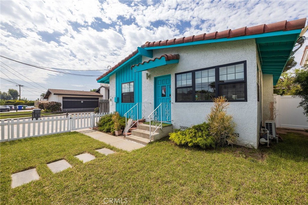 207 South Aviation Boulevard Manhattan Beach, CA 90266 - Photo 4 of 29 a view of a house with backyard and sitting area