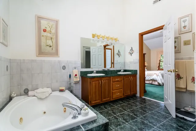 a en suite bathroom with a sink and a mirror