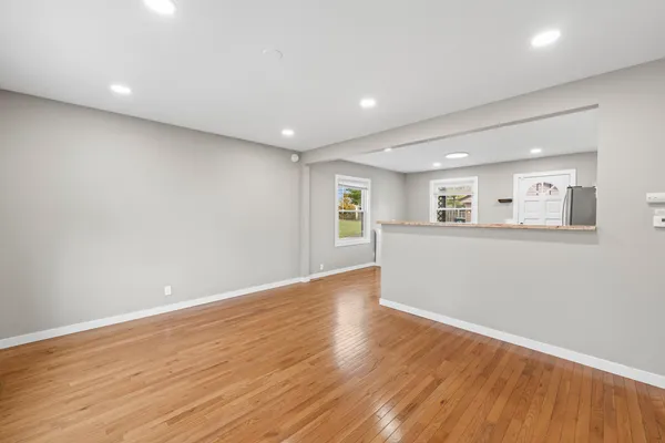 $2,800 | 25 McCabe Drive, Streamwood, IL 60107