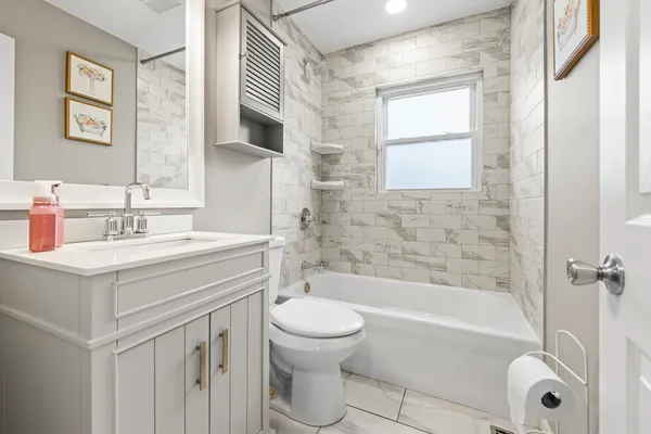 $2,800 | 25 McCabe Drive, Streamwood, IL 60107