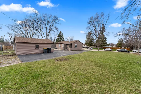 $2,800 | 25 McCabe Drive, Streamwood, IL 60107