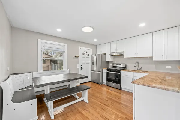 $2,800 | 25 McCabe Drive, Streamwood, IL 60107