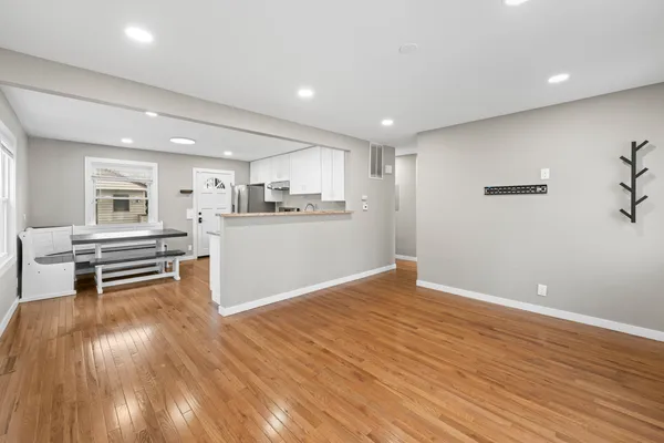 $2,800 | 25 McCabe Drive, Streamwood, IL 60107