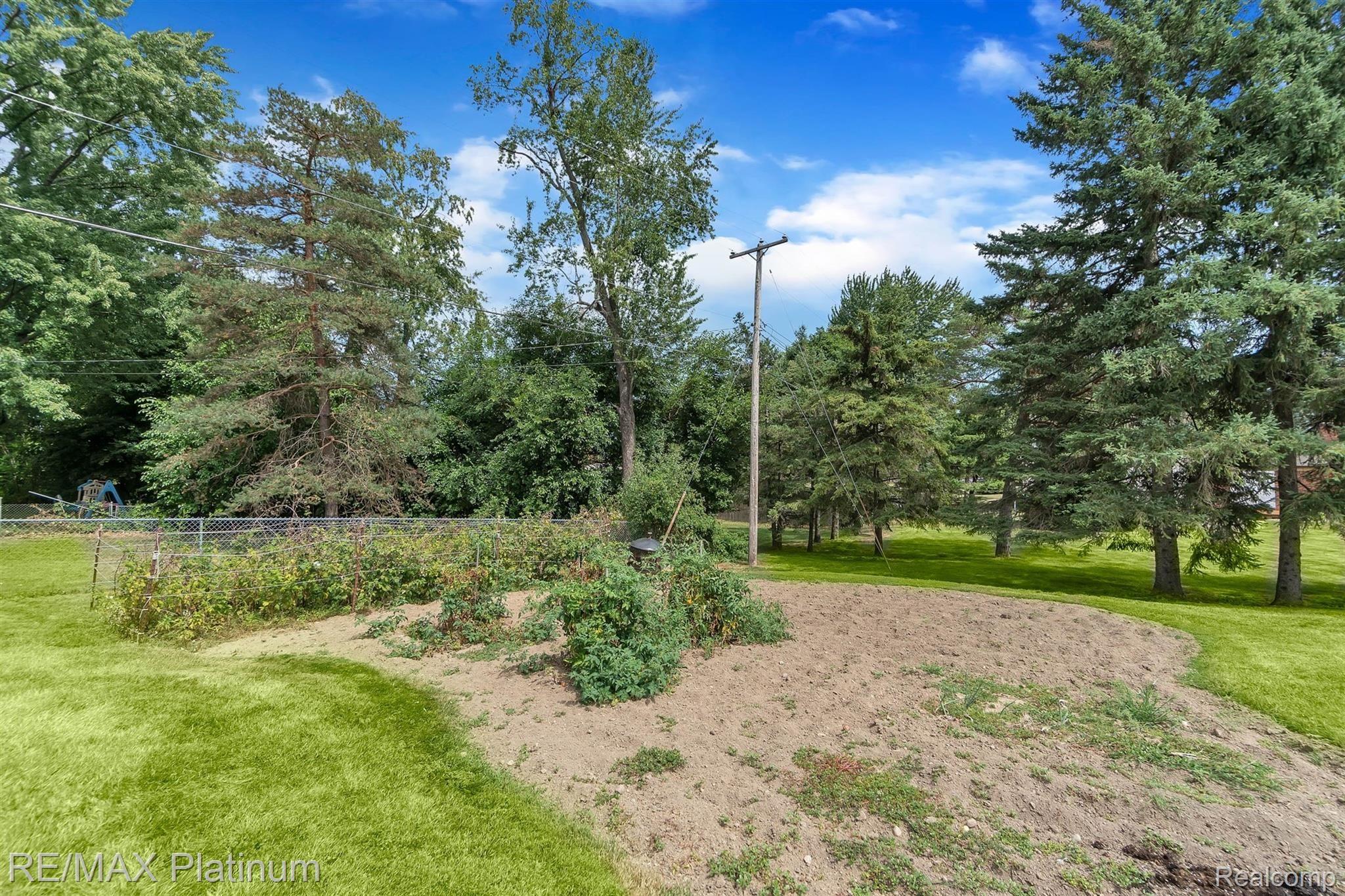 13367 Fenton Road Fenton, MI 48430 - Photo 42 of 44 42-13367 Fenton Rd-WindowStill-Real.jpg