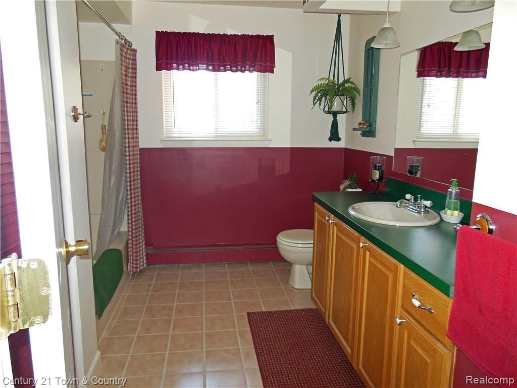 4801 Whipple Lake Road Clarkston, MI 48348 - Photo 13 of 25 SPACIOUS MAIN BATHROOM