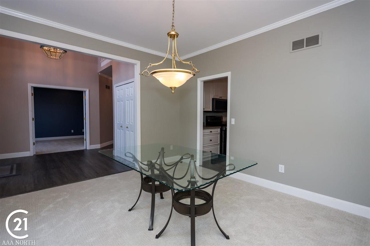 6097 Country Ridge Drive Troy, MI 48098 - Photo 11 of 37 50043706-10.JPG