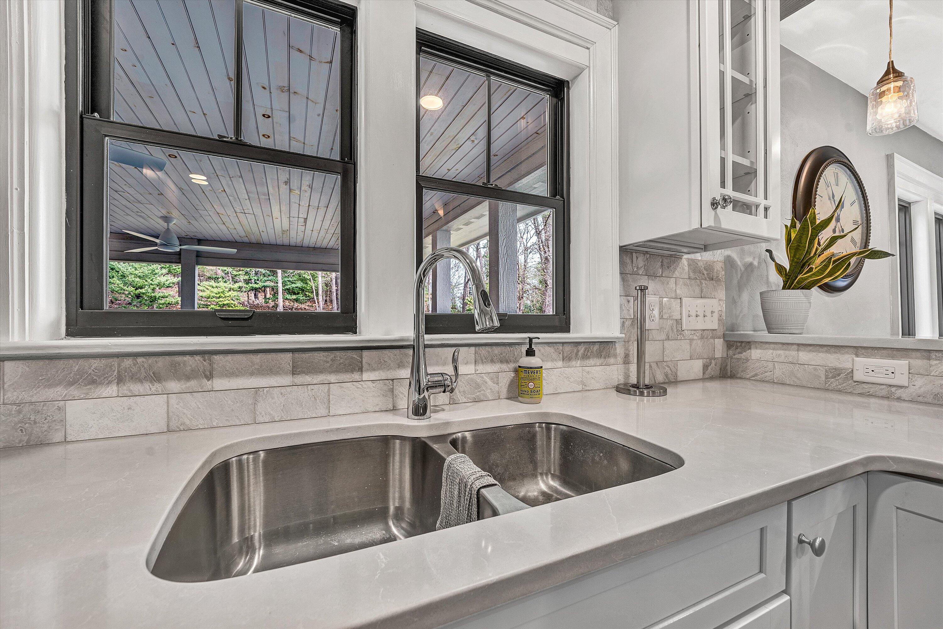 1017 Overland Road Southwest Roanoke, VA 24015 - Photo 17 of 58 Kitchen