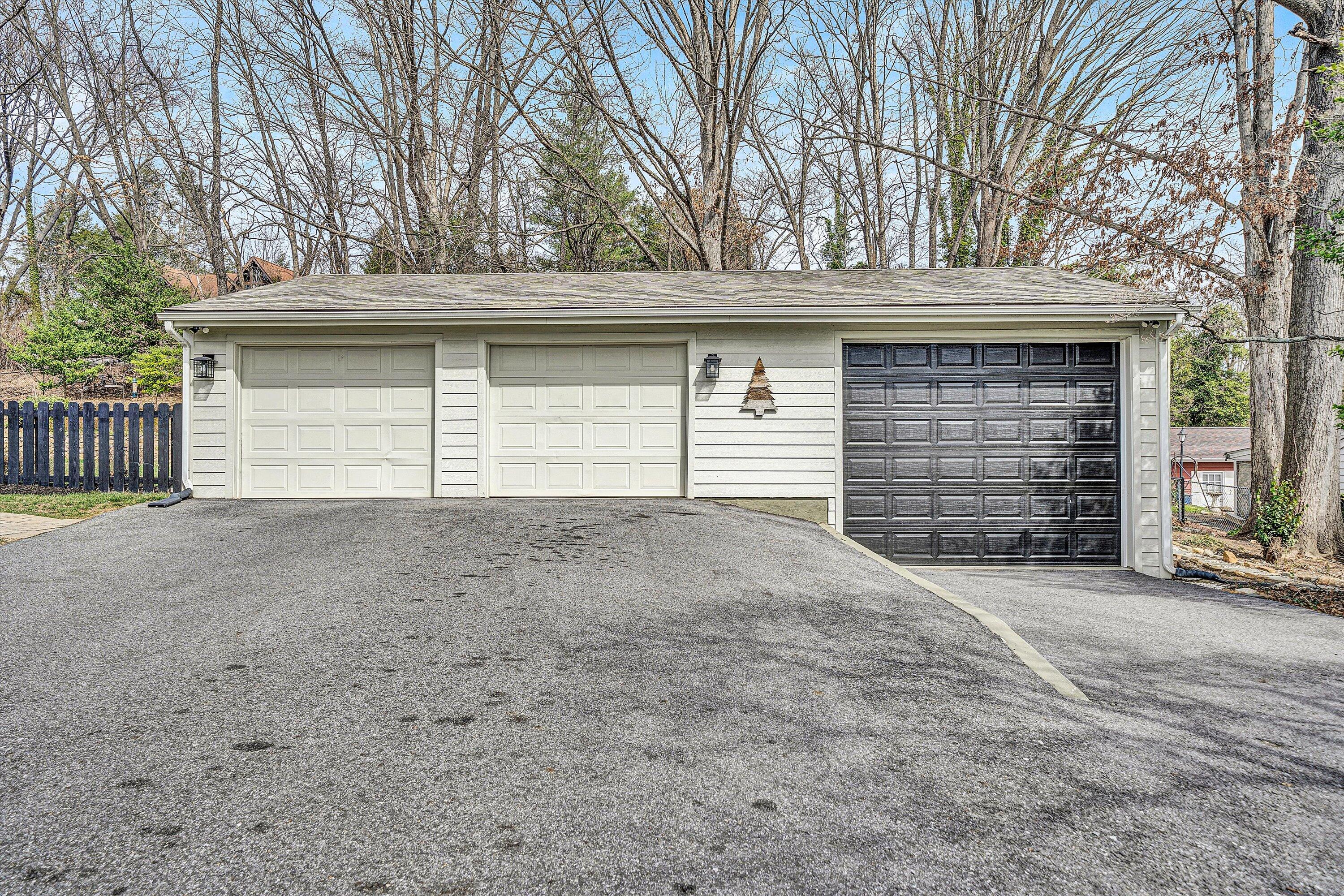 1017 Overland Road Southwest Roanoke, VA 24015 - Photo 54 of 58 Garages