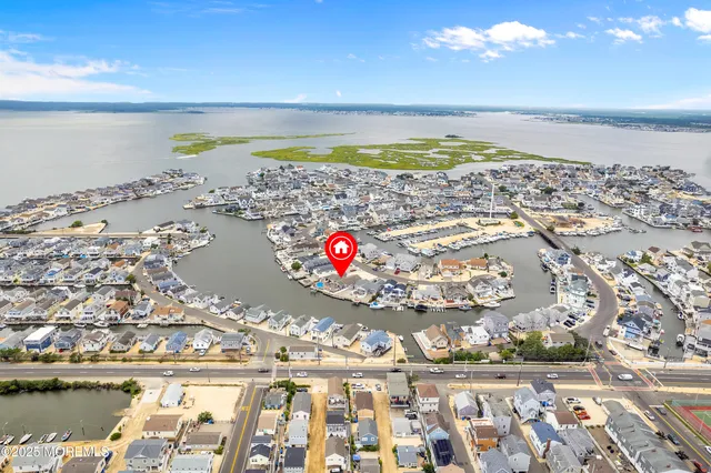 a front view of house with yard and garage