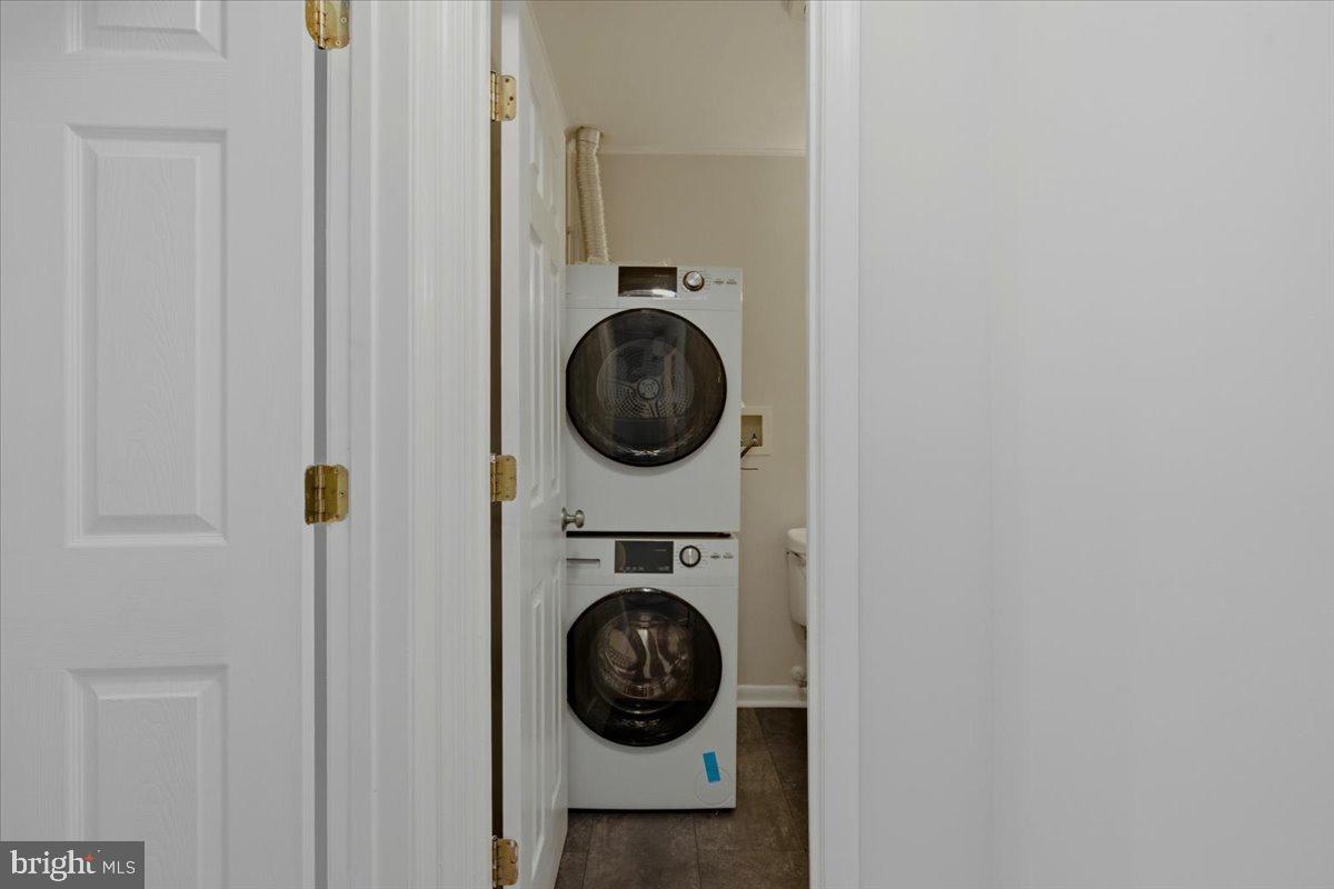 7 E Research Road Greenbelt, MD 20770 - Photo 12 of 17 Washer and Dryer