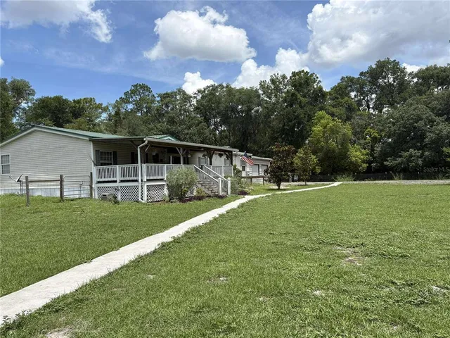 a view of a house with backyard and garden