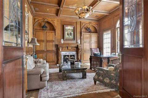 $5,700,000 | 195 Feeks Lane, Locust Valley, NY 11560