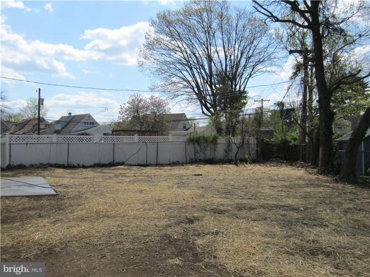 41 Maroon Road Levittown, PA 19056 - Photo 3 of 23 Exterior Back
