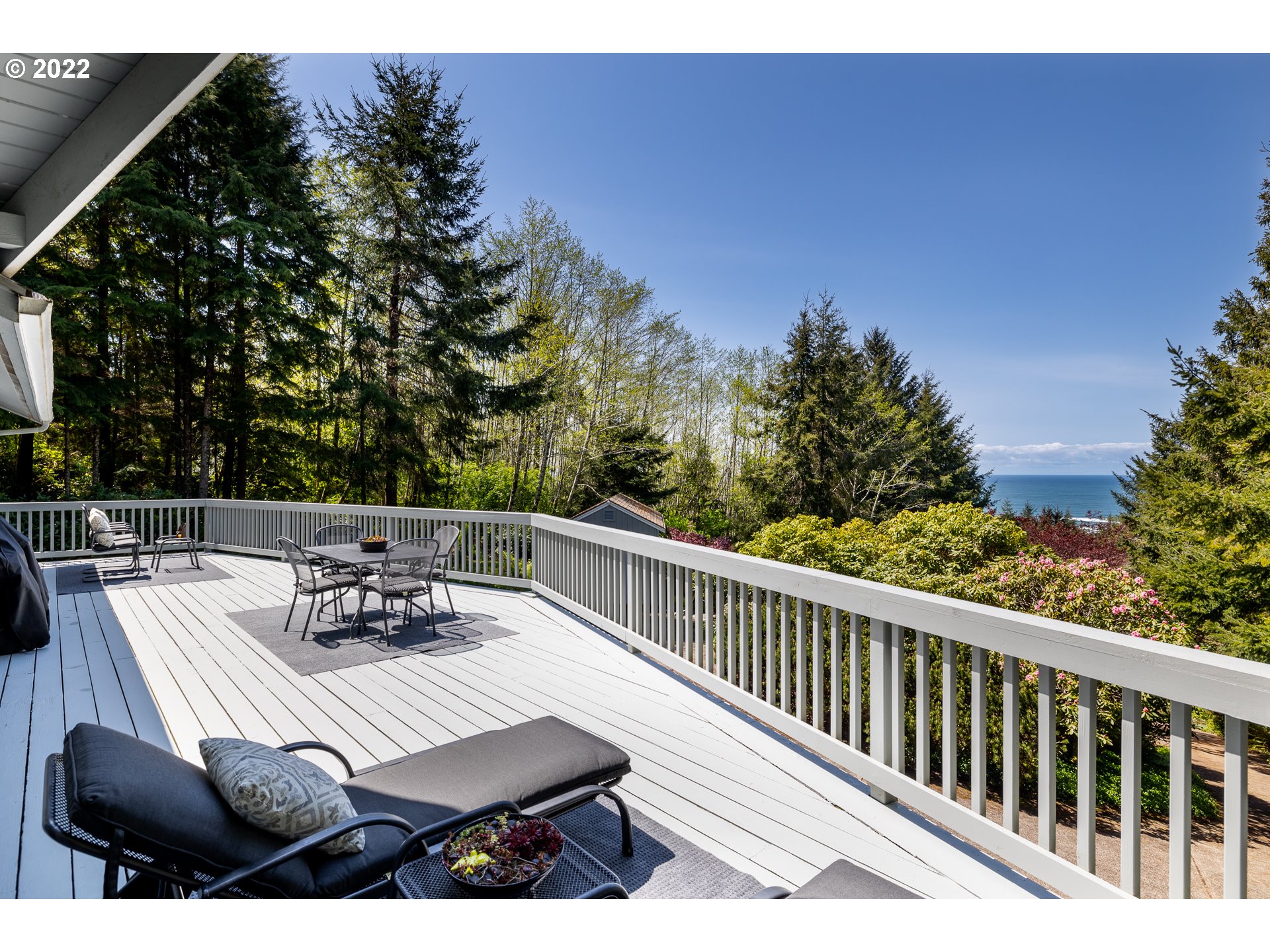 3096 Northeast East Line Road Yachats, OR 97498 - Photo 8 of 30 a view of balcony with furniture