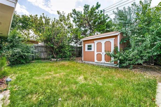a view of a house with backyard and garden