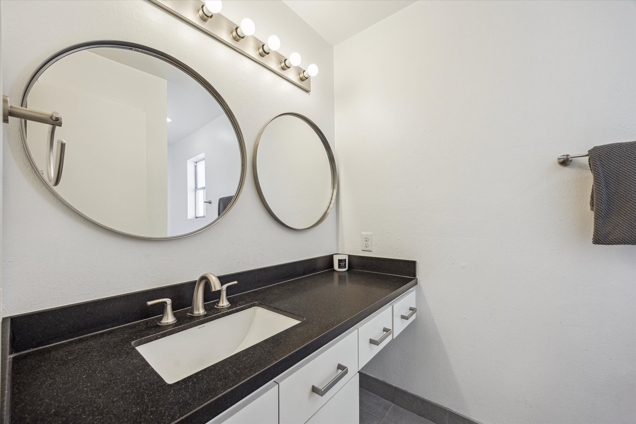 5524 Beverly Hill Street, Unit 2 Houston, TX 77056 - Photo 17 of 29 Bedroom 1 ensuite bathroom.