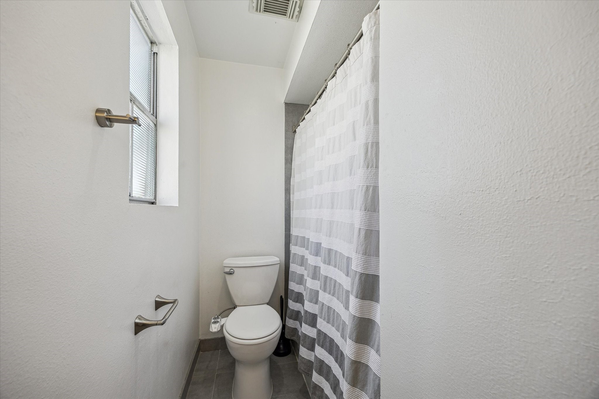 5524 Beverly Hill Street, Unit 2 Houston, TX 77056 - Photo 18 of 29 Bedroom 1 ensuite bathroom.