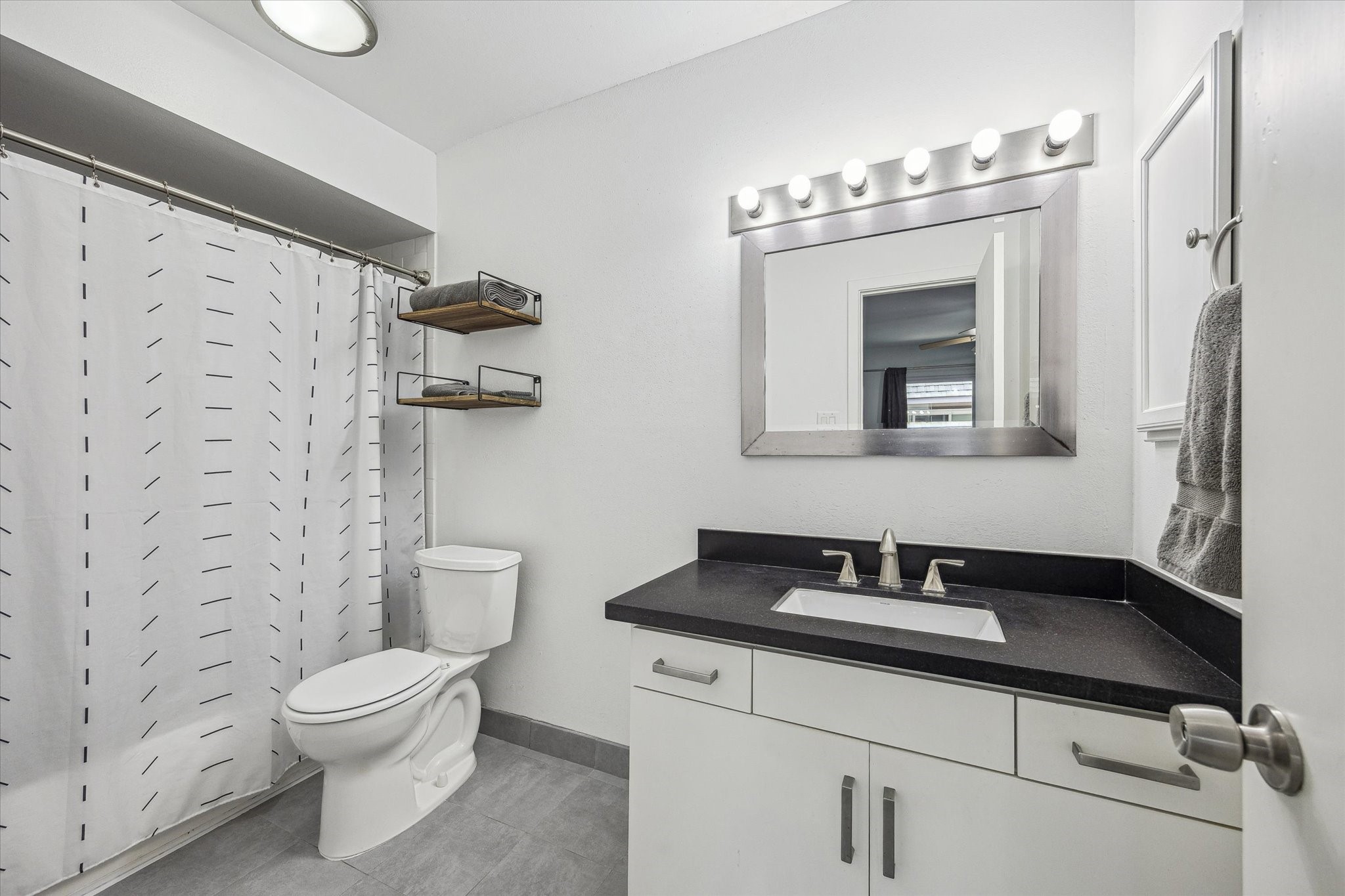 5524 Beverly Hill Street, Unit 2 Houston, TX 77056 - Photo 25 of 29 Bedroom 2 bathroom.