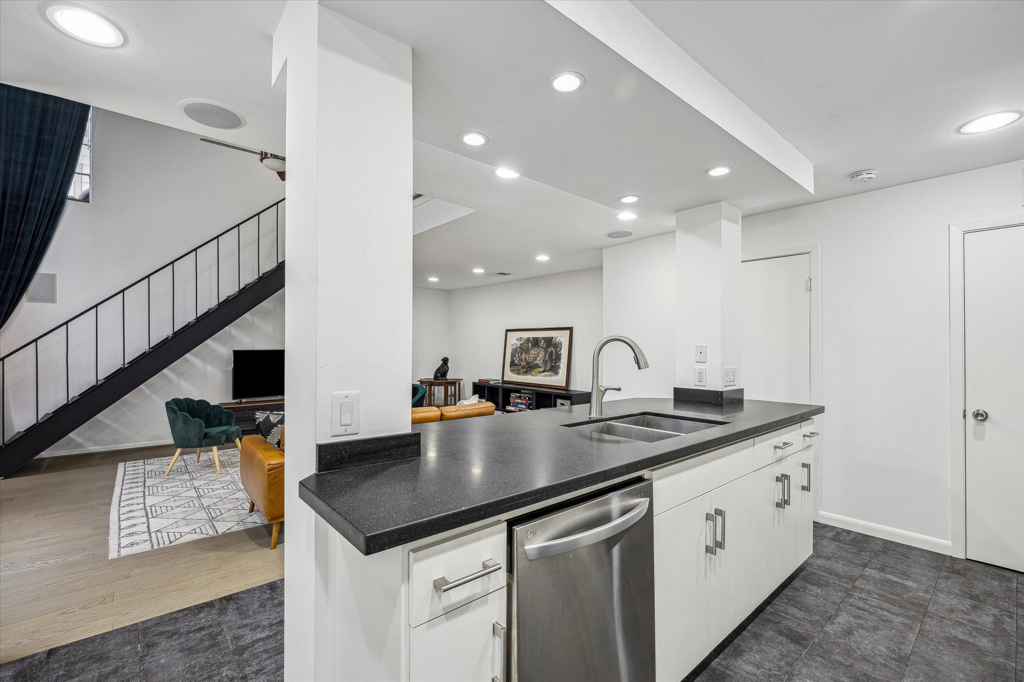 5524 Beverly Hill Street, Unit 2 Houston, TX 77056 - Photo 6 of 29 Beautiful kitchen looking towards the living room.