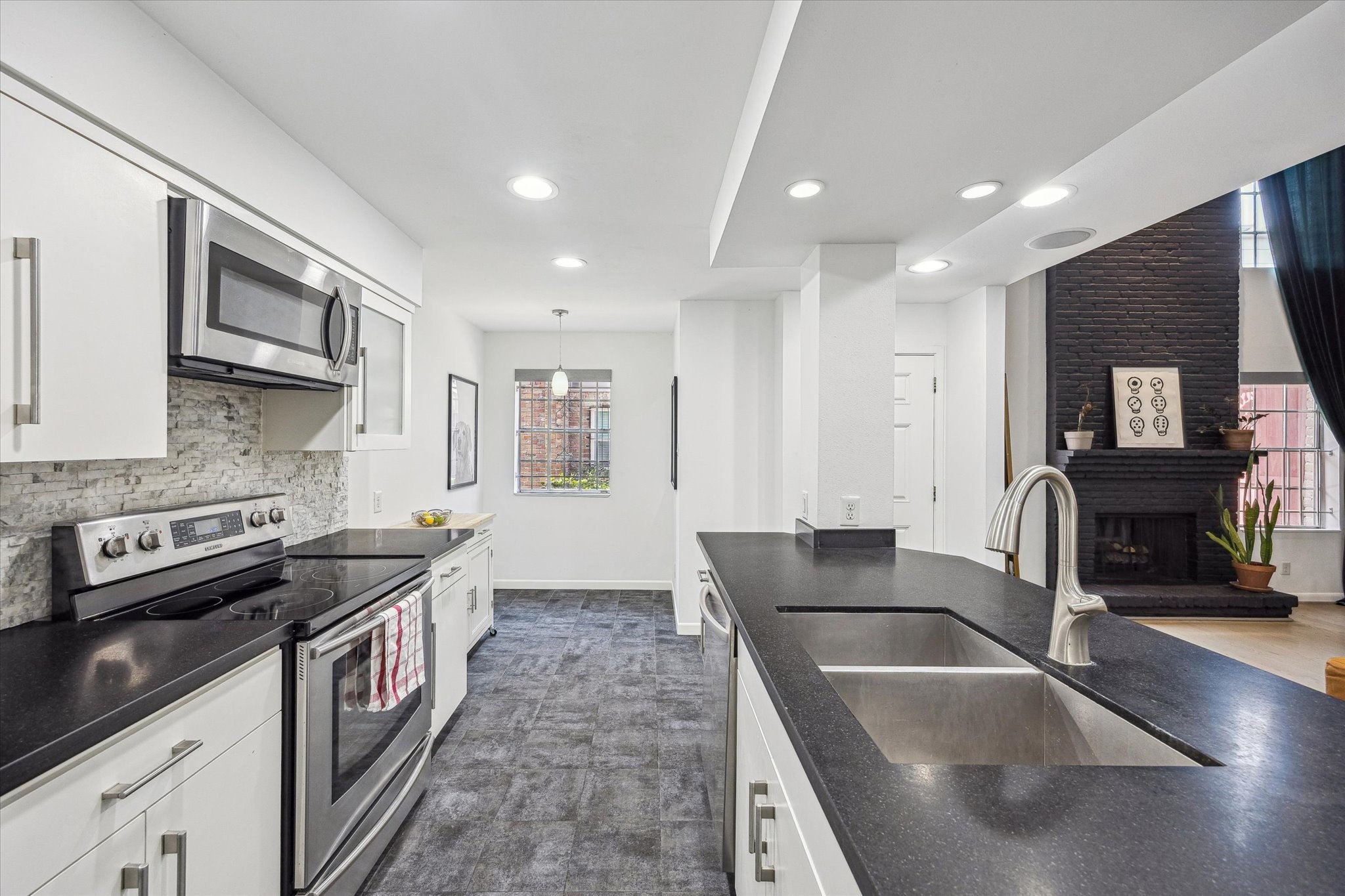 5524 Beverly Hill Street, Unit 2 Houston, TX 77056 - Photo 7 of 29 View of the kitchen towards the front door and breakfast nook.