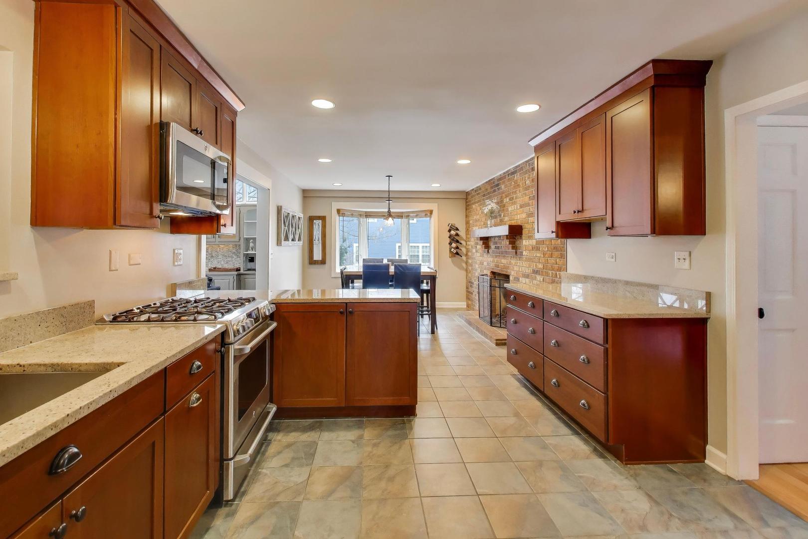 1605 Burning Trail Wheaton, IL 60189 - Photo 8 of 36