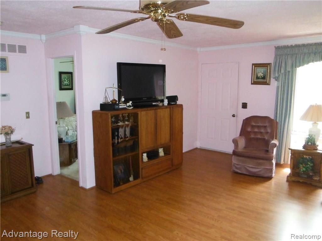 32987 Cedar Ridge Court Warren, MI 48093 - Photo 9 of 31 DSCF0425.JPG