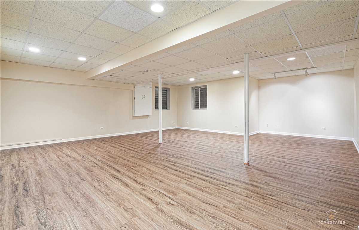 7 Eagle Court Streamwood, IL 60107 - Photo 27 of 31 an empty room with wooden floor and windows