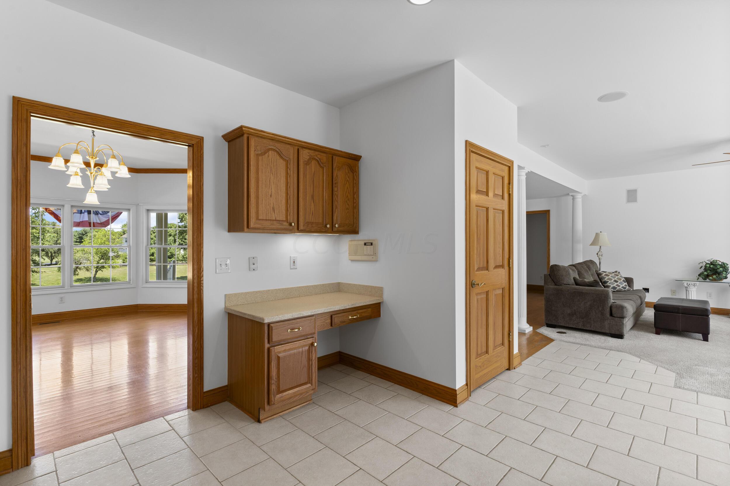 7722 Plumb Road Galena, OH 43021 - Photo 24 of 90 Kitchen built-in desk