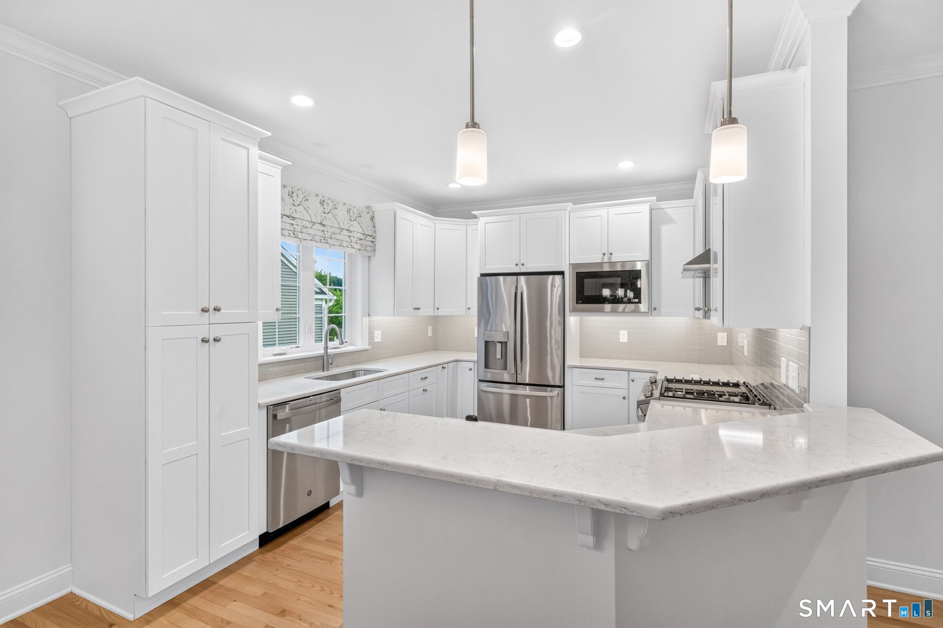 6 Prospect Ridge, Unit 6 Simsbury, CT 06070 - Photo 5 of 33 Beautiful Kitchen has breakfast bar
