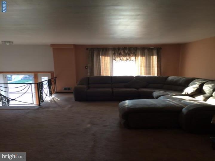12155 Aster Road Philadelphia, PA 19154 - Photo 3 of 17 Living Room