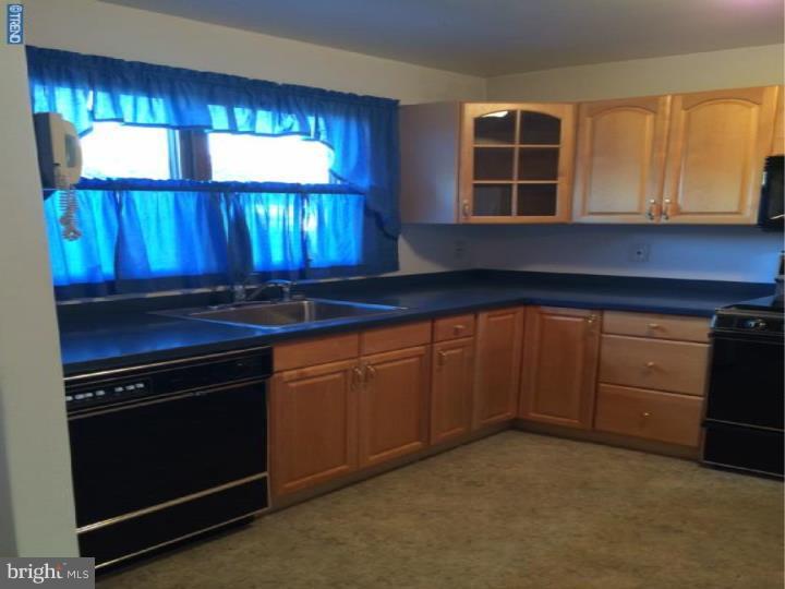 12155 Aster Road Philadelphia, PA 19154 - Photo 6 of 17 Kitchen